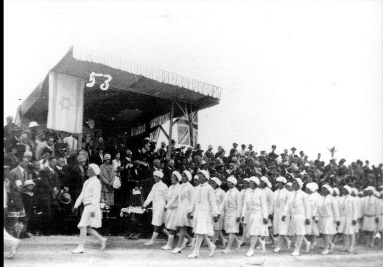 מצעד ספורטאיות במכביה הראשונה בתל-אביב 1932. 