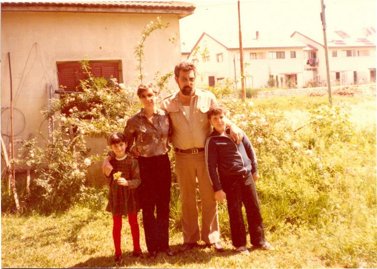 יקי ויין, רחלי ויין וילדיהם אצל מקסי נשר והרטה נשר בחצר שלהם ברחוב עקיבא, רעננה, ביום שבת.1980