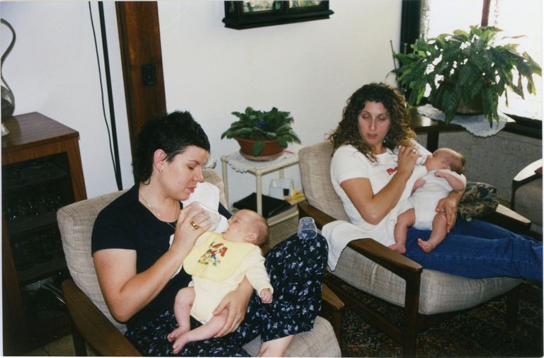 דניה גרוברד לבית ויין מאכילה את התינוק ירדן, וויקטוריה ויין (סורוקין) מאכילה את התינוקת עדי. 2002