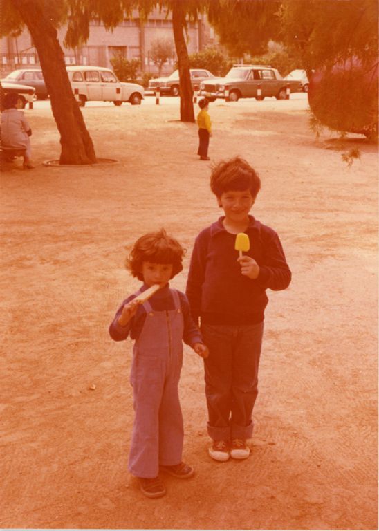 אלון ויין ודניה ויין, מבלים בפארק הירקון בתל אביב בשבת בבוקר. שנות השבעים.1978