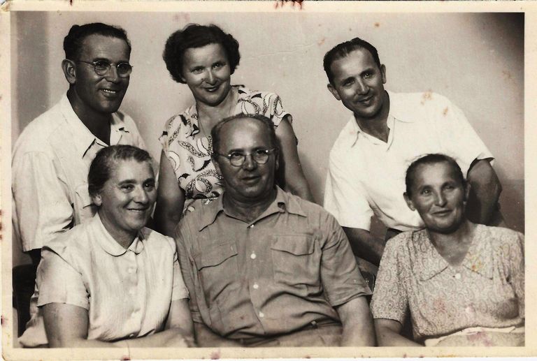 ששת הילדים של שרה ויעקב ויין בבית פנחס ויין ברעננה. 1940