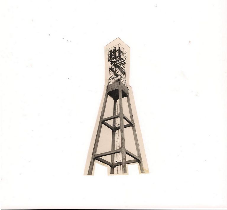 הקמת מגדל התצפית ומרכז האיתות על מגדל המים במרכז רעננה.1936