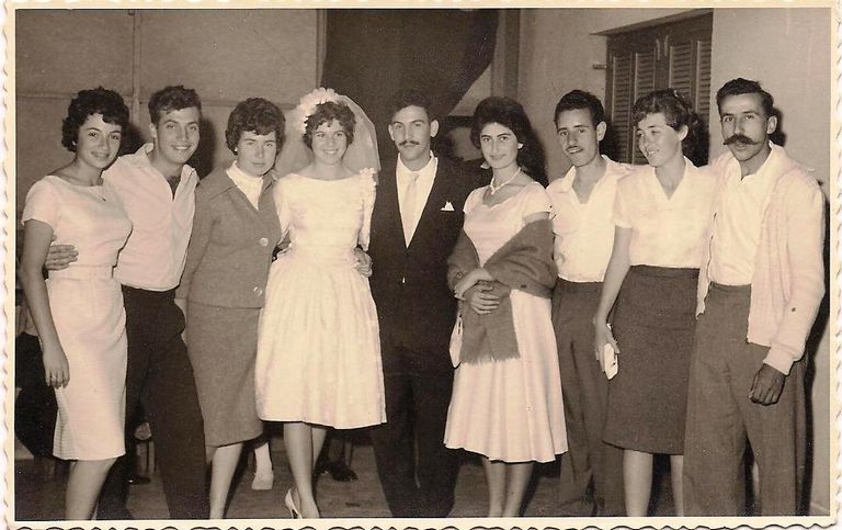 תמונה מהחתונה של רן ויין ומירי ויין בתל אביב עם החברים ב 1961.