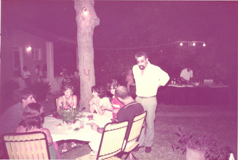 מסיבת בר מצוה של אלון ויין בחצר של הסבים שלו, מקסי נשר והרטה נשר, רחוב עקיבא, רעננה, ב 1984.