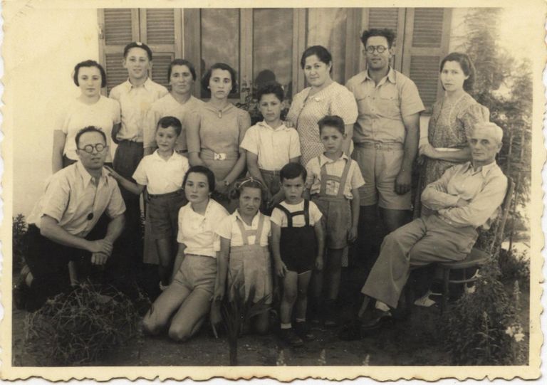 מפגש משפחתי בחצר צמוד לבית דב ויין בשכונת צ'יפמן ברעננה, צמוד לבית של חיים שקולניק.  1939
