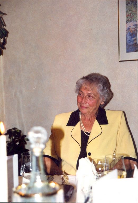 ורדה שטראוס (לבית ויין) בביקור אצל אמה לרגל יום הולדת ה95 שלה, ב2003.