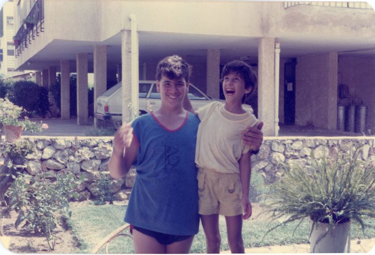 האחים אלון ויין ודניה ויין ,נהנים לפני הבית ברחוב בר-אילן  ברעננה, בשנות השמונים.1982