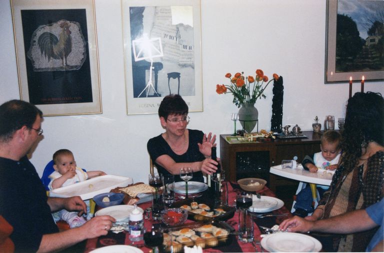 רחלי ויין לבית נשר עם הילדים והנכדים בביתה.2002