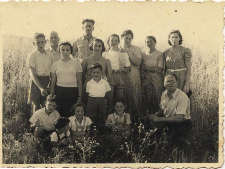 משפחות פרסמן, ויין, עומדות בחצר של בית ויין, דב ורחל, ברעננה. 1939
