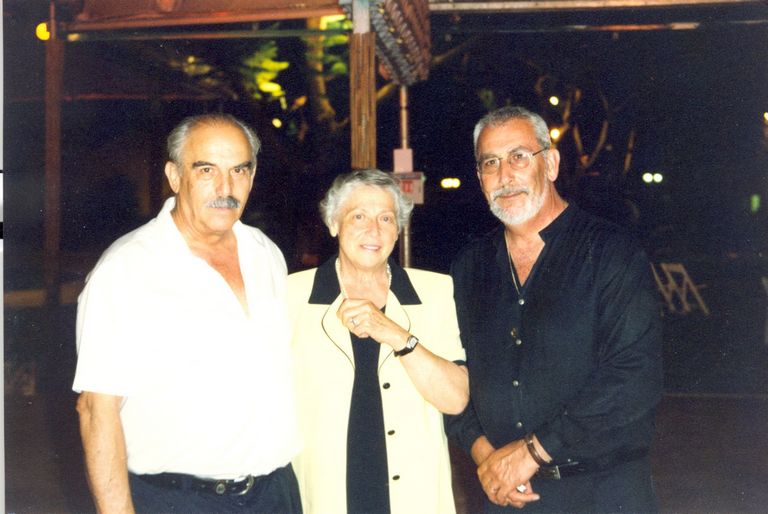 האחים רן ויין, ורדה שטראוס (לבית ויין) ויקי ויין, במסיבת יום הולדת ה95 לאמם, רחל ויין, ב 2003.