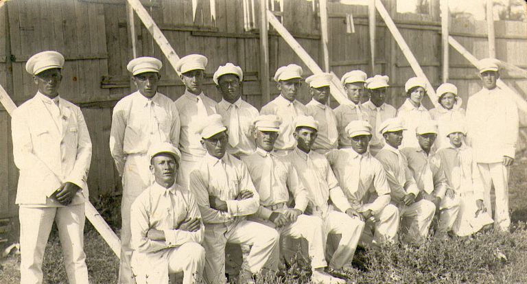 חיים ויין, ראש משלחת ספורטאים מרעננה למכביה הראשונה בתל-אביב  וקבוצת המשלחת ב 1932.