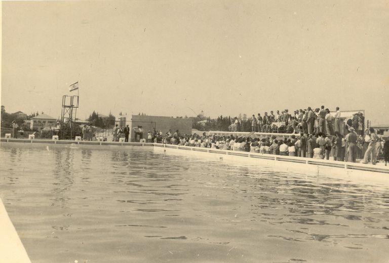 בריכת השחיה מכבי רעננה, רחוב מכבי, רעננה.1947
