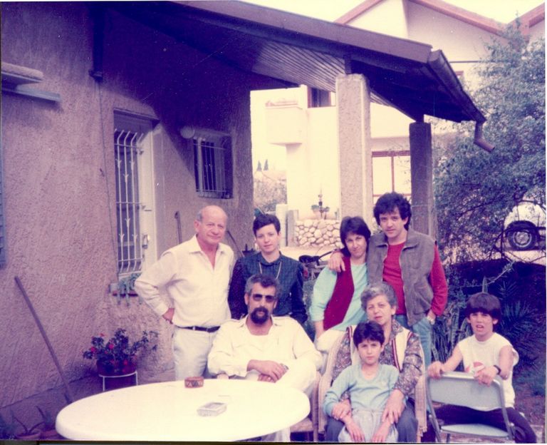 המשפחה המורחבת אצל מקסי נשר והרטה נשר ברחוב עקיבא, רעננה.1980