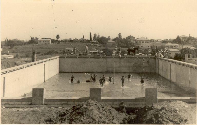 בריכת השחיה מכבי רעננה בימיה הראשונים.1944