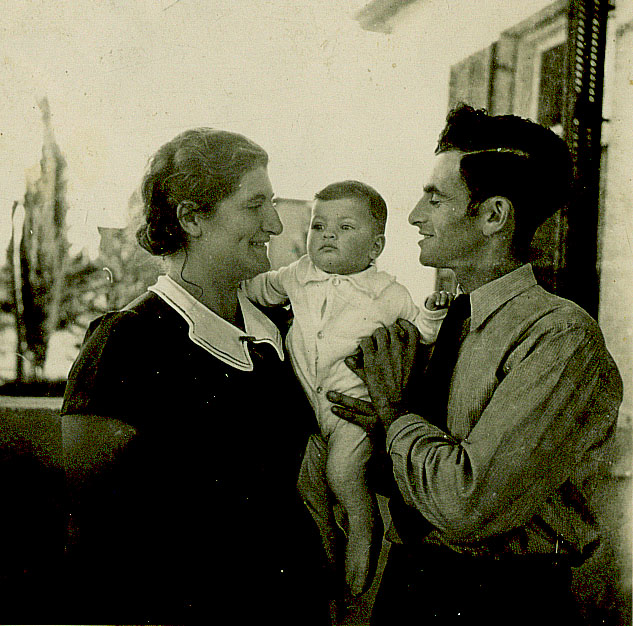 1940, לוטי ואברהם מיארה עם בתם איתנה