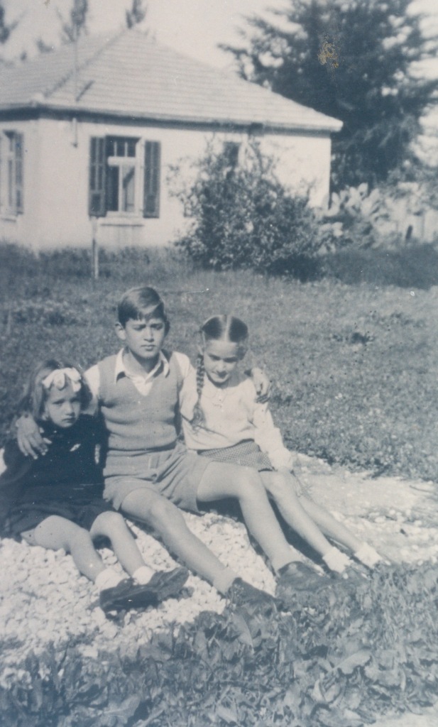 רבקה יעקב ואילנה פרידמן מול בית פרידמן הקודם 1948