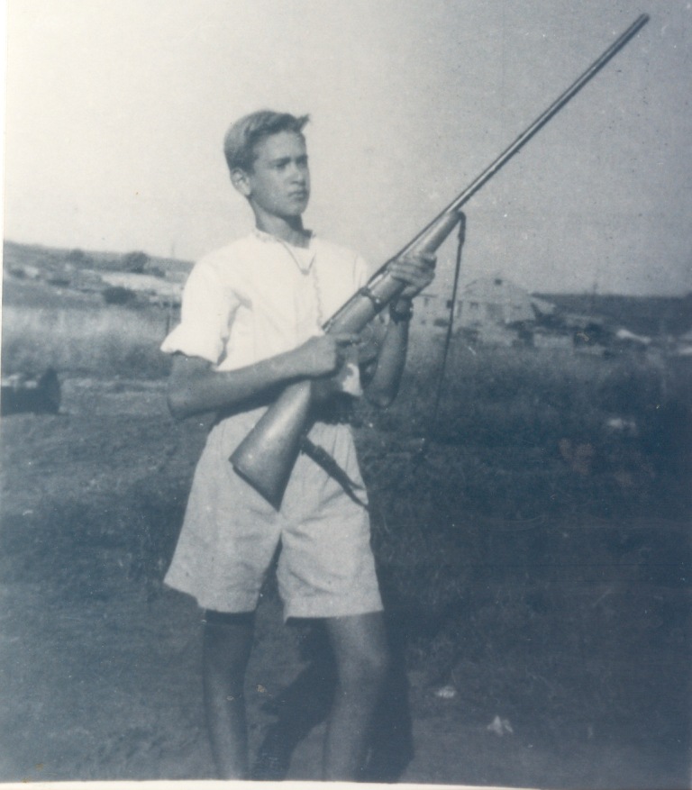 יעקב פרידמן עם רובה הציד 1949