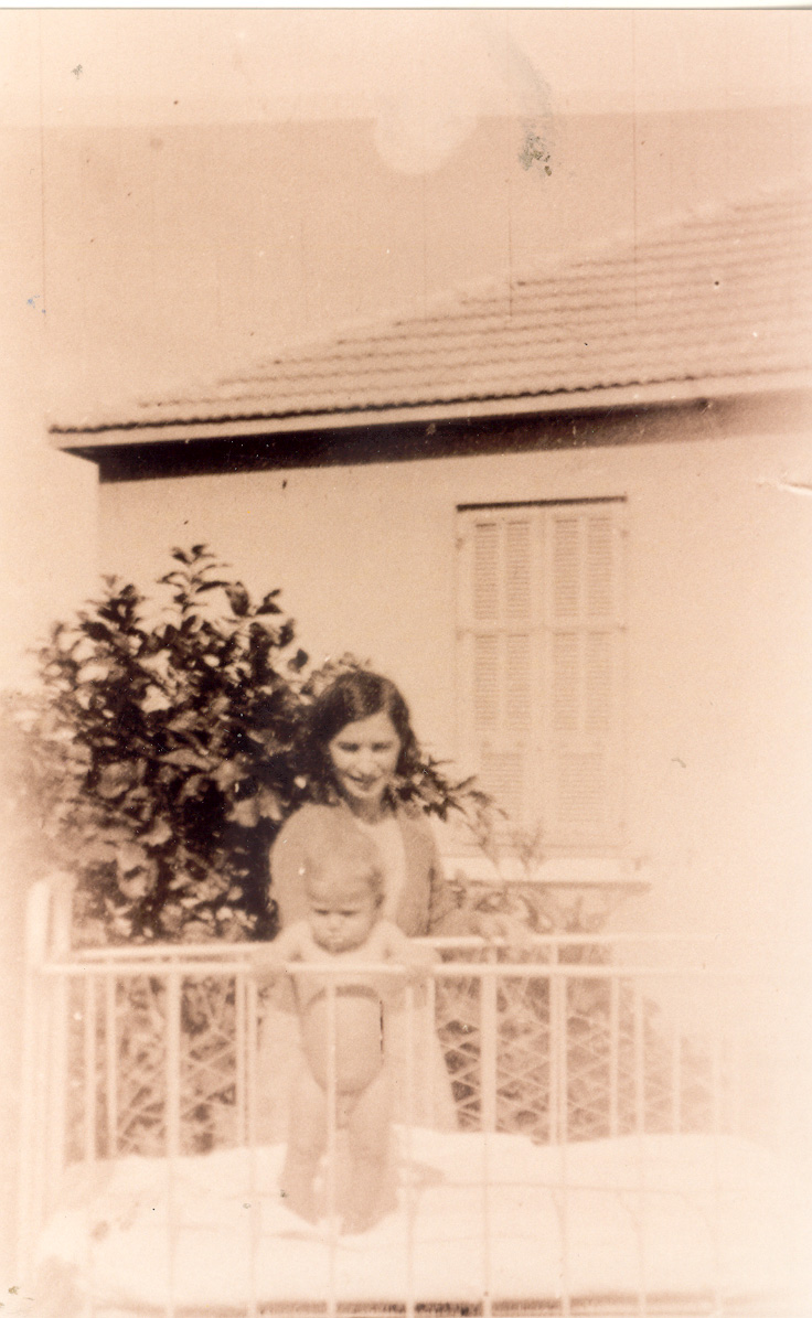 יעקב ושרה פרידמן בחצר בית פרידמן הישן 1934