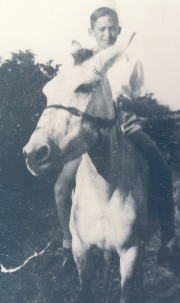 יעקב פרידמן על סוס המשפחה 1947