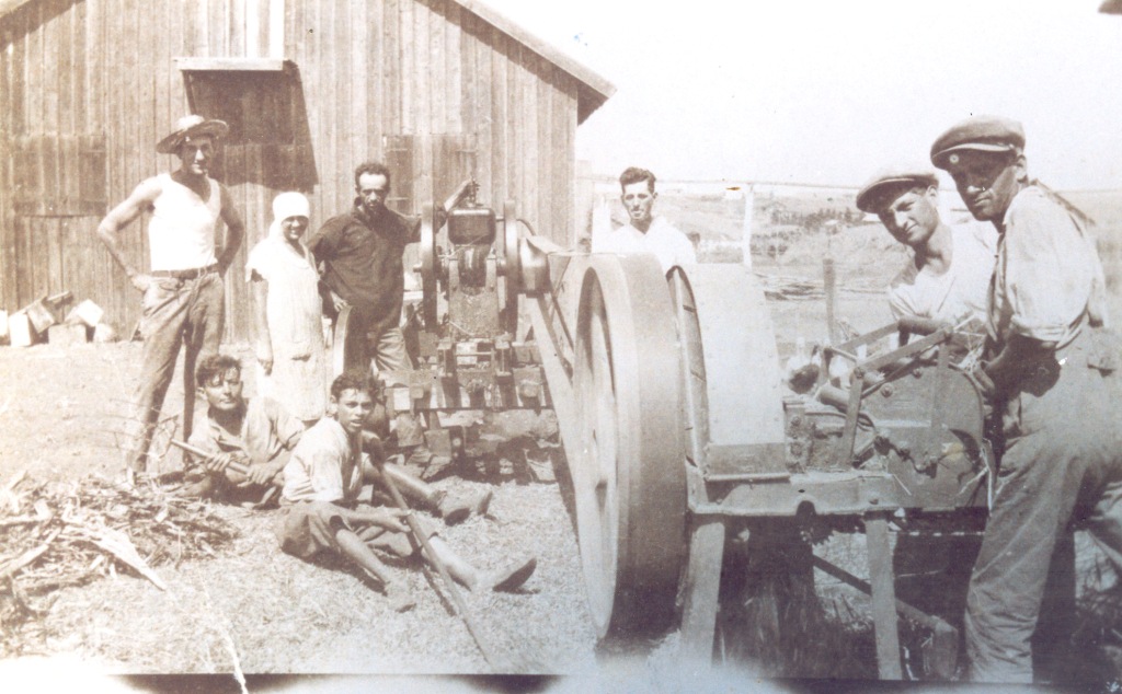 אברהם דוב ואסתר פרידמן עם אריה רייזמן בחפירת הבאר הראשונה 1924