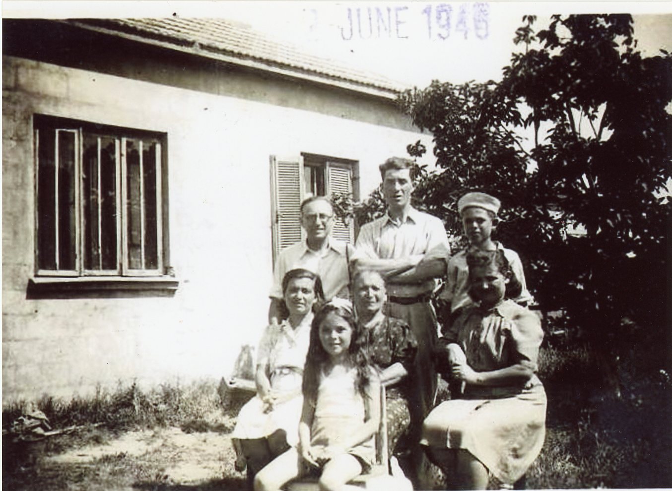 1946 רעננה. עומדים משמאל שמואל קלדור, מיכאל אלטשולר, אברהם אלטשולר. יושבות משמאל טובה אלטשולר, יפה אייכל, רחל קלדור. הילדה בקדמת התמונה אורה אלטשולר. על רקע הבית ברחוב הרצל