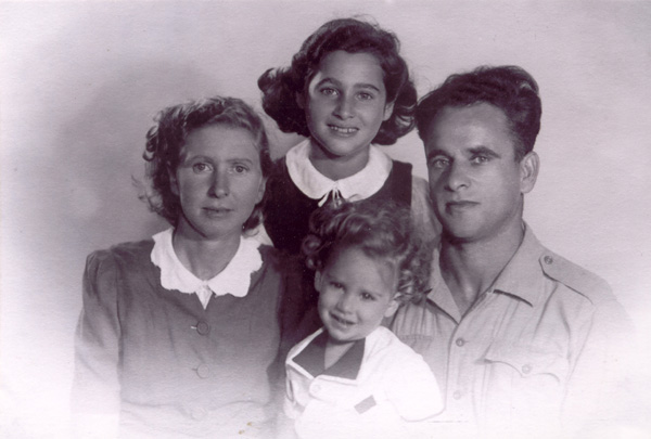 אשר גולדרינג בתמונה משפחתית אחרונה - 1944 - עם אשתו חנה וילדיו יזרעאלה ויורם