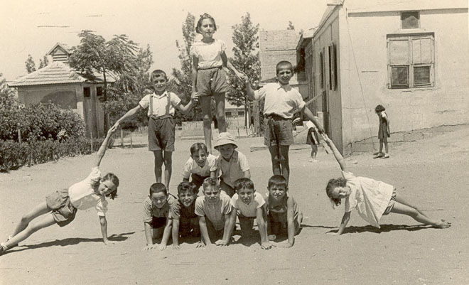 ילדים בתרגיל ליד בית השימוש הציבורי - ביה"ס מגד