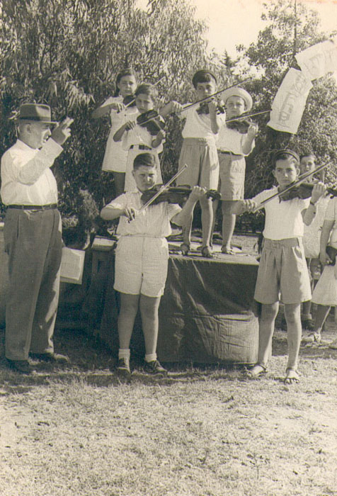 נגינת כנרים בחגיגת הביכורים בבית הספר העממי 1946 (תמ1231ב)