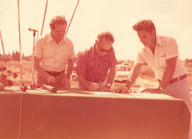 טקס הנחת אבן הפינה למרכז הקליטה - 1975משמאל בנימין וולפוביץ ומימין יוסי רביד (תמ383)