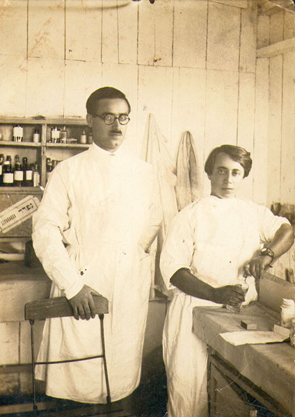 הרופאה הראשונה ברעננה ד"ר פאניה לבובה ולידה ד"ר קוט במרפאה, 1926 (תמ758)