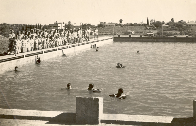 "בריכת מכבי" ברחוב מכבי בתחילת שנות ה-50. הבריכה נבנתה בשנת 1944 (תמ584)