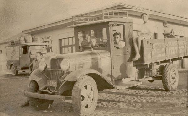 משאית הקרח החדשה של בית חרושת החרמון בעם במרכז אחוזה 1935
