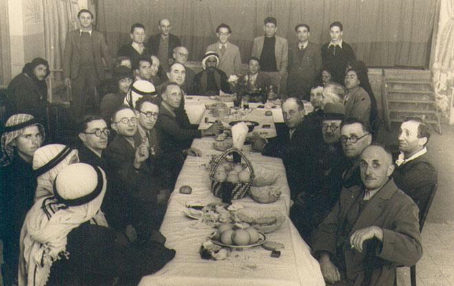 ישיבה חגיגית עם אנשי חרבת עזון 1938