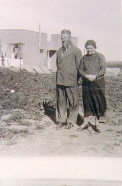 הורי יצחק שקולניק לרקע בית משפחת המורשתי, 1935 (תמ633)