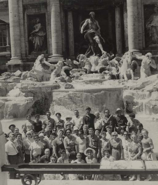 תמונה קבוצתית בפיאצה דה פופלו -רומא - לוטרינגר עומד ליד גיורא עולם