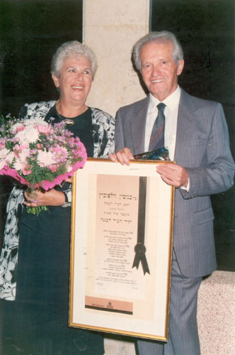 1990 בנימין וולפוביץ מקבל תואר יקיר העיר לידו רעייתו שרה (תמ1767)