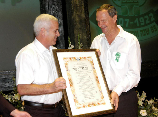 בילסקי מקבל תואר יקיר העיר מידי חופרי, 2007