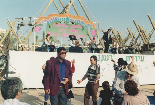 חגיגות המימונה בפארק רעננה בפסח 1995 (תמ 2337)