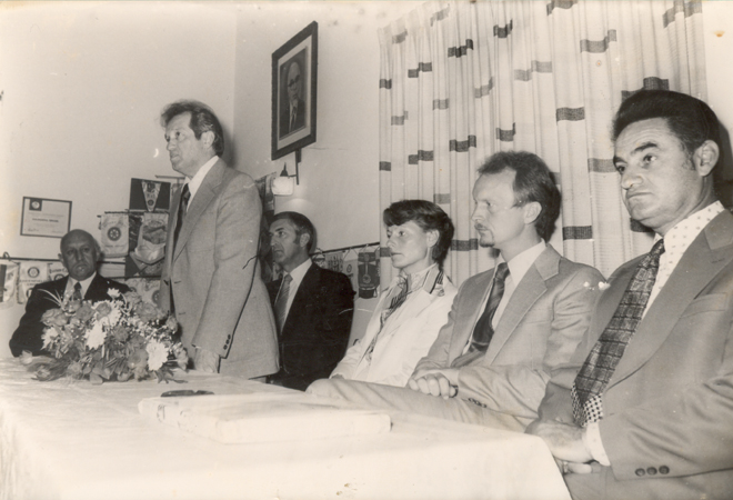 1978 - טכס חתימה ברית ערים תאומות ברהמשה - מימין יוסי רביד נואם בנימין וולפוביץ משמאל שמעון דורון (תמ384)