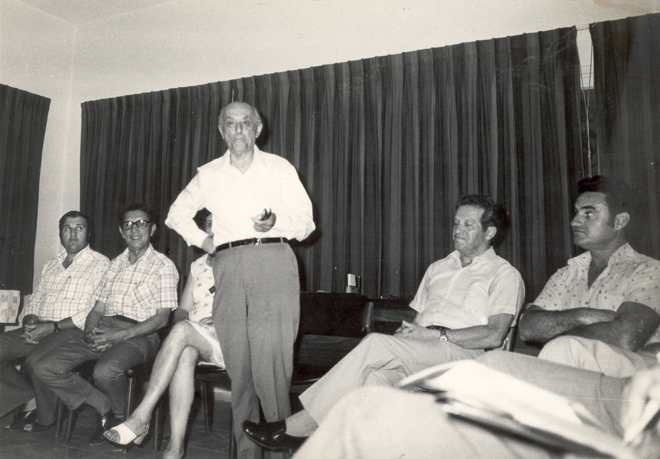 1975, פרישת ד"ר גוטפריד. יושבים מימין יוסי רביד, בנימין וולפוביץ  ד"ר גוטפריד עומד דיאמנט אברהם (תמ385)