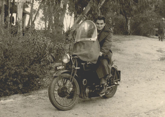 יוסי רביד מפקד הגדנ"ע על אופנוע 1946-7