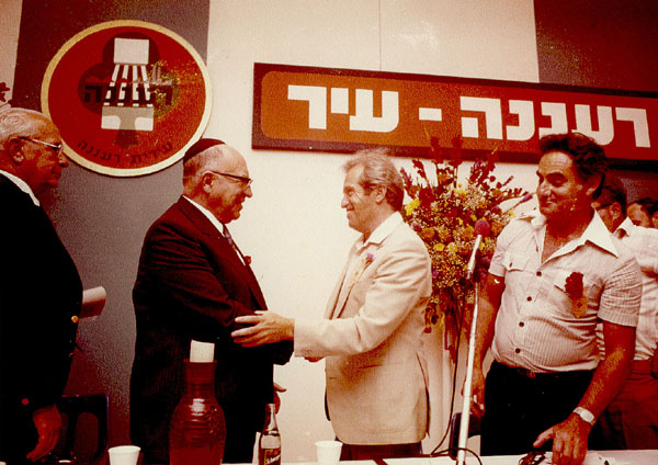 וולפוביץ לוחץ את ידו של ד"ר בורג מימין יוסי רביד - 1981 רעננה מוכרזת לעיר