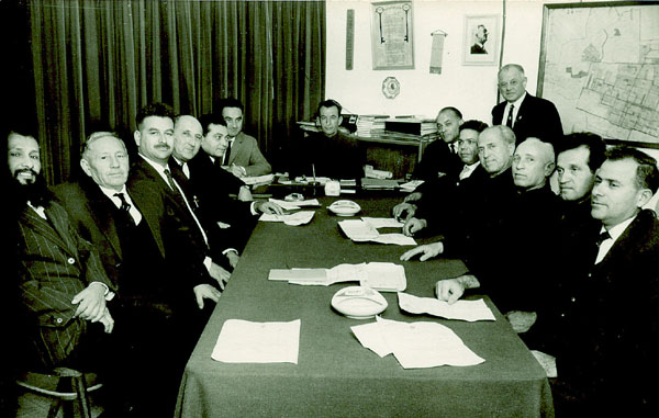 ישיבת מועצה ראש המועצה יצחק שקולניק עם בנימין וולפוביץ ויוסי רביד