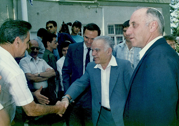 קבלת פנים לראש הממשלה יצחק שמיר המגיע לרעננה לקבלת יקיר העיר
