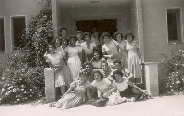 1953 תלמידי מחזור ד' כיתה י"א בחזית התיכון הראשון, כיום בית הנוער (מאוסף משפחת סולוביצ'יק)