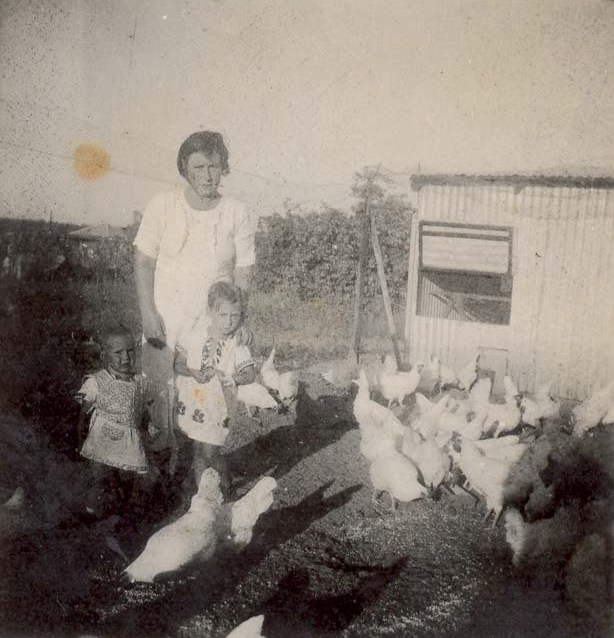 1940 לול העופות של משפחת סולוביצ'יק ברח' גורדון. האם מינה והילדות שולמית ואורה.