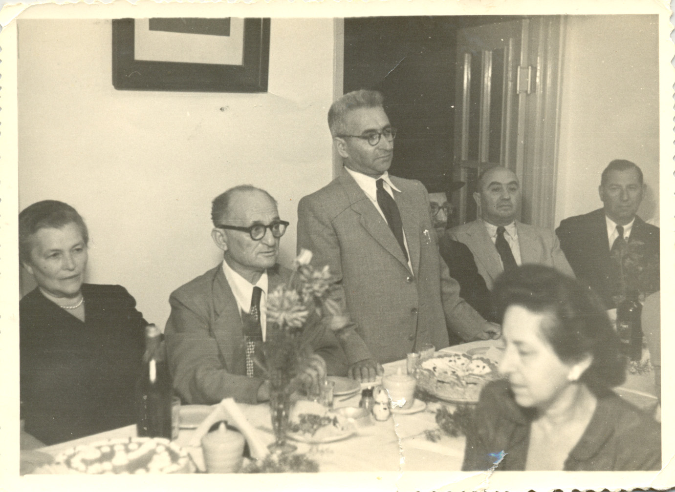 פגישת אנשי הציבור במלון "פיתוח" רעננה בשנות ה-50.  משמאל פייגה אוסטרובסקי, ברוך אוסטרובסקי, ברוך ברוידא, הרב סוקולובר וצבי לבהרי. 
