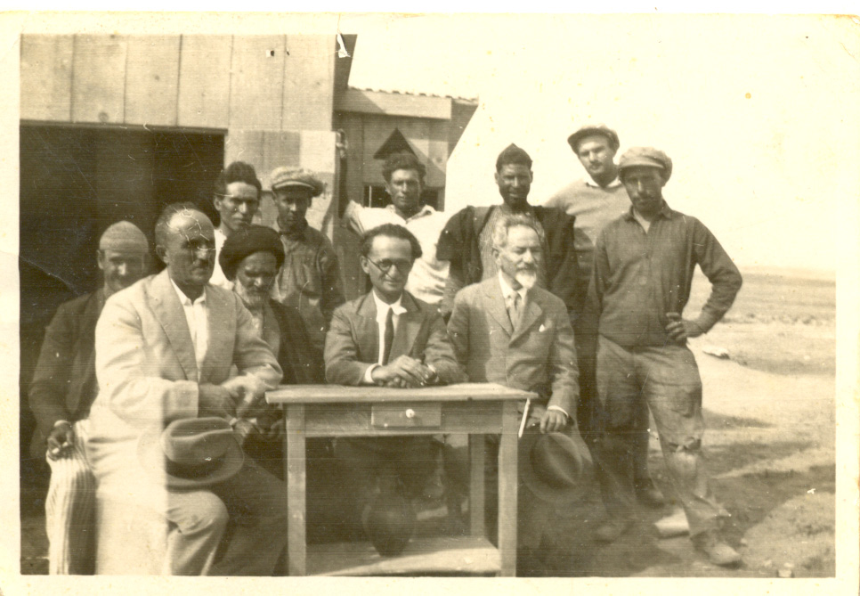 תחילת שנות ה-30. ראש המועצה, ברוך אוסטרובסקי, במרכז התמונה, בפגישה עם מיכאל שליט, איש "אחוזה" שהגיע מניו-יורק לביקור ברעננה (מימין) ועם ג'ק שוורץ (משמאל) ברקע אנשי חירבת עזון.