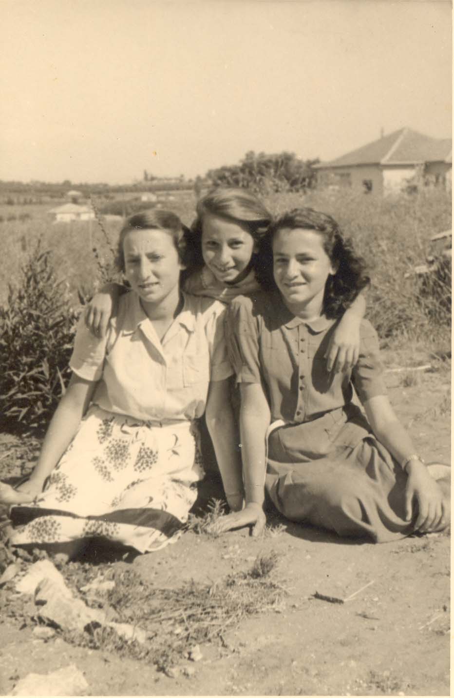 "בימים ההם" 1950, שלוש האחיות לבית סולוביצ'יק, משמאל לימין: שולמית, נאוה ואורה, צולמו ברחוב גורדון ברעננה בו גדלו. לכבוד יום הולדתה העשירי של נאוה הוזמן צלם המושבה, שרגא זולר.