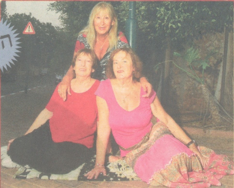 "ובזמן הזה" 2009, שחזור, שלוש האחיות לבית סולוביצ'יק על רקע רחוב גורדון. (מתוך כתבה לגליון המאה של העיתון "ידיעות השרון". צלם: יוגב עמרני)